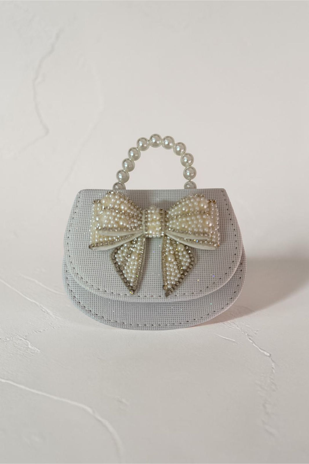 WhatsApp Image 2026-04-20 at 09.18.43 (2) White Pearl Bow Mini Bag - Παιδικό Τσαντάκι με Πέρλες & Φιόγκο – Pearl Mini Bag με Χρυσή Αλυσίδα - Image 1