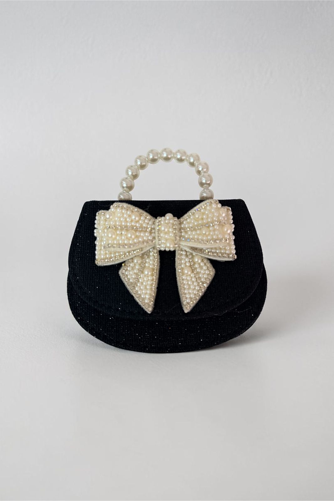 WhatsApp Image 2026-04-20 at 09.18.43 (4) Black Pearl Bow Mini Bag - Παιδικό Τσαντάκι με Πέρλες & Φιόγκο – Pearl Mini Bag με Χρυσή Αλυσίδα - Image 1