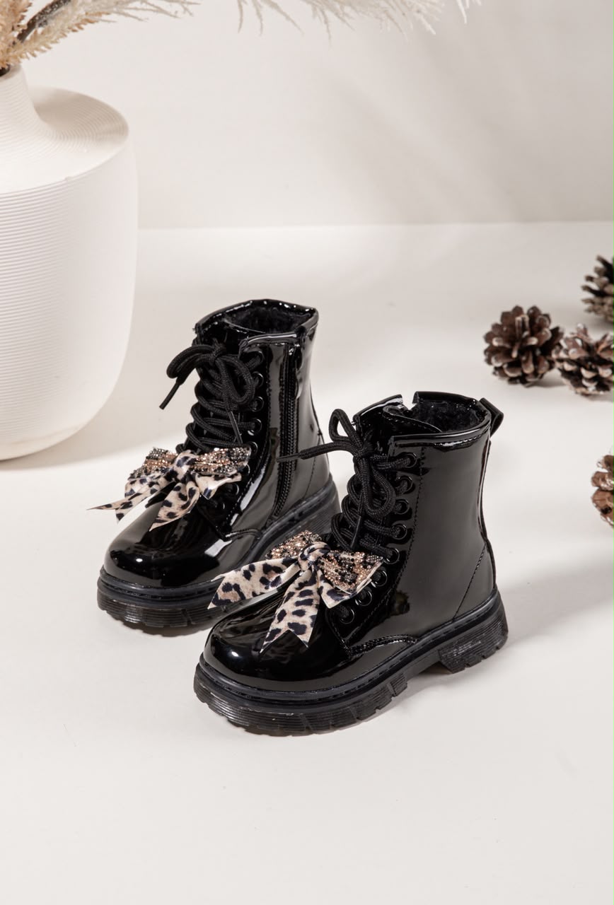 WhatsApp Image 2026-08-24 at 10.47.54 Mini Diva Boots - Παιδικά Λουστρίνι Μποτάκια με Animal Print Φιόγκο - Image 1